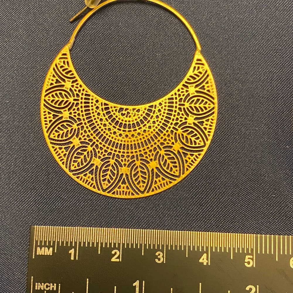Filigree gold tone hoop dangle earrings - Picture 5 of 6